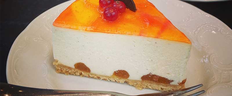 Part d'un cheescake qui semble délicieux dans une assiette blanche