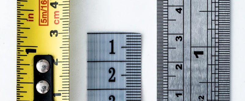Image de règles pour mesurer, certaines en pouces, d'autres en centimètres