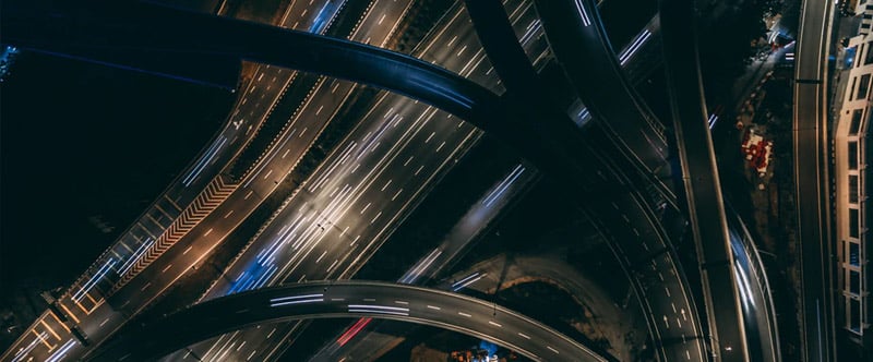 Image vue de haut d'un complexe échangeur d'autoroute, de nuit.