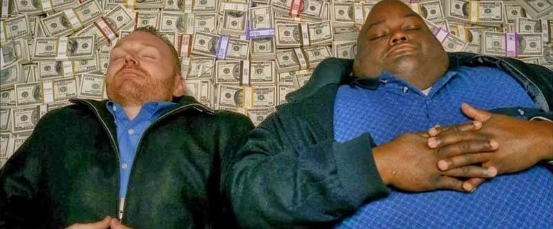 Image issue de la série Breaking Bad où deux acolytes font une sieste sur une pile de billets de banque. Le budget : un point important dans le choix entre agence de communication ou freelance