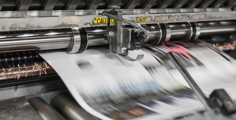 Photographie d'une presse imprimante en train de fonctionner. Un cahier des charges est indispensable dans tout projet d'impression professionnel